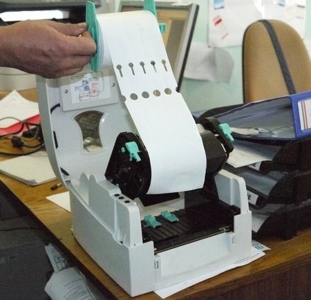 Заправка бірки у принтер етикеток