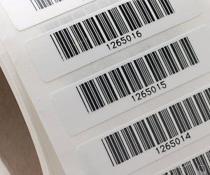 Нумерація і штриховий код друкуються на самоклейних етикетках за допомогою принтера штрихових кодів. Зазвичай застосовується термотрансферний режим друку.