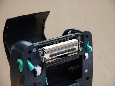 Для защиты от статического электричества печатающая головка принтера TTP-225 защищена специальными токо съемниками