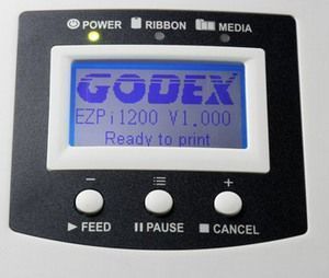 Принтер Godex EZPi-1200 оснащен встроенным LCD-дисплеем и кнопками управления.