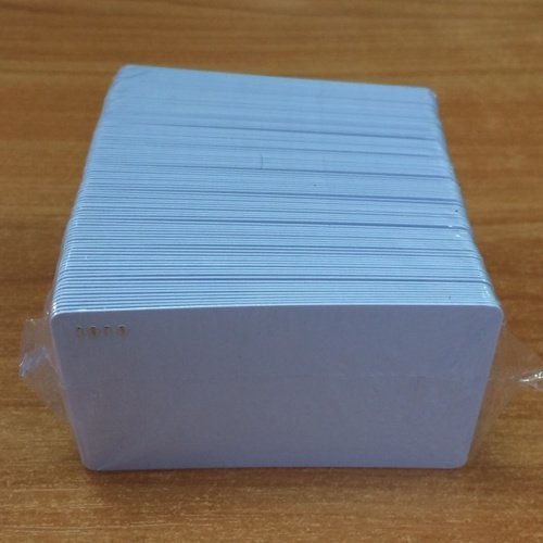 Белая пластиковая карточка с кодировкой
