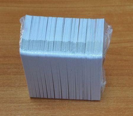 Белая пластиковая карточка с кодировкой
