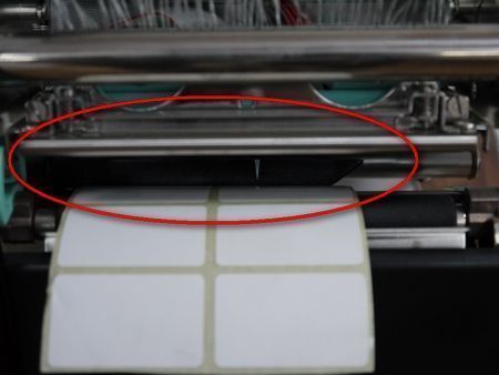 В принтере установлен подвижный датчик этикеток
