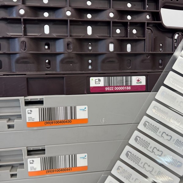 RFID tag for plastic containers in a warehouse