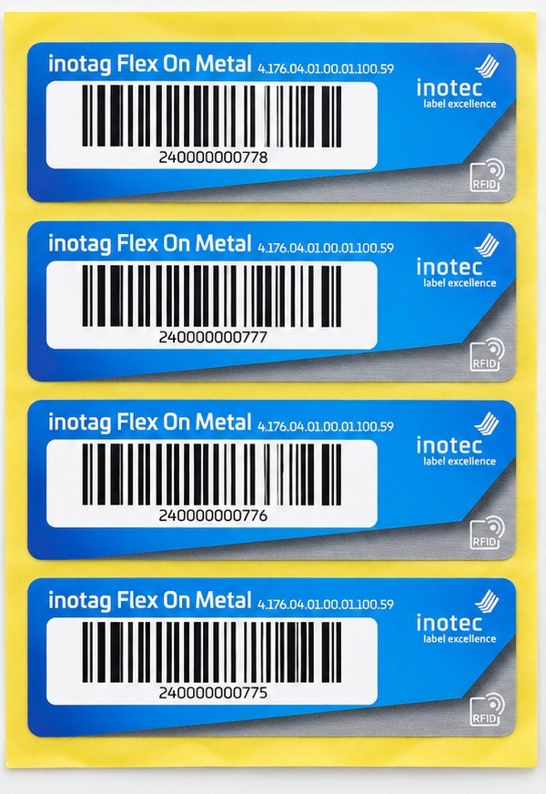 inotec Flex On Metal Global — RFID-метки для металла с индивидуальной печатью Пример готовых RFID-меток inotec Flex On Metal Global для металлических поверхностей с индивидуальным дизайном, штрихкодами и серийными номерами, поставляемых на технологической подложке.